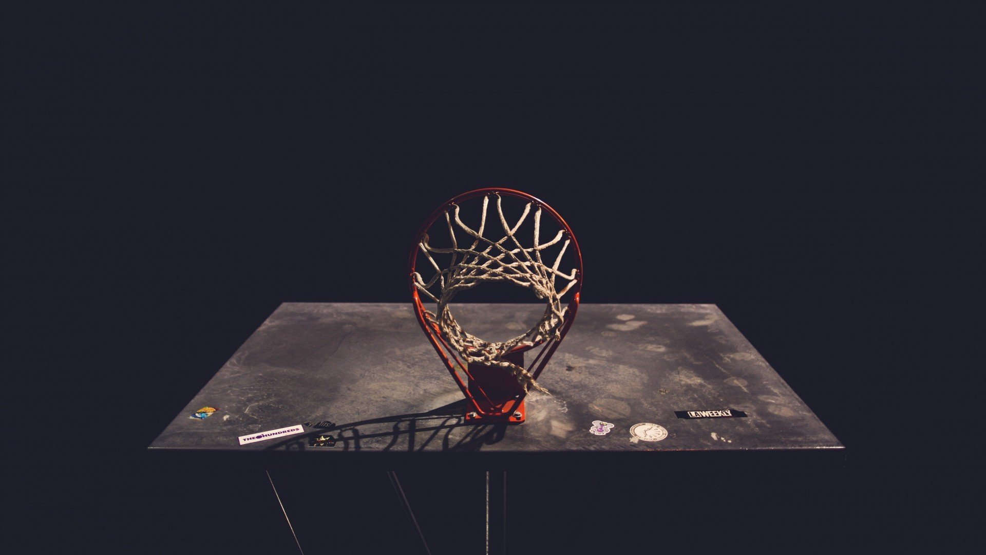 场边替补积极投入热身等待上场时刻展现专业态度与团队精神，替补随时入场
